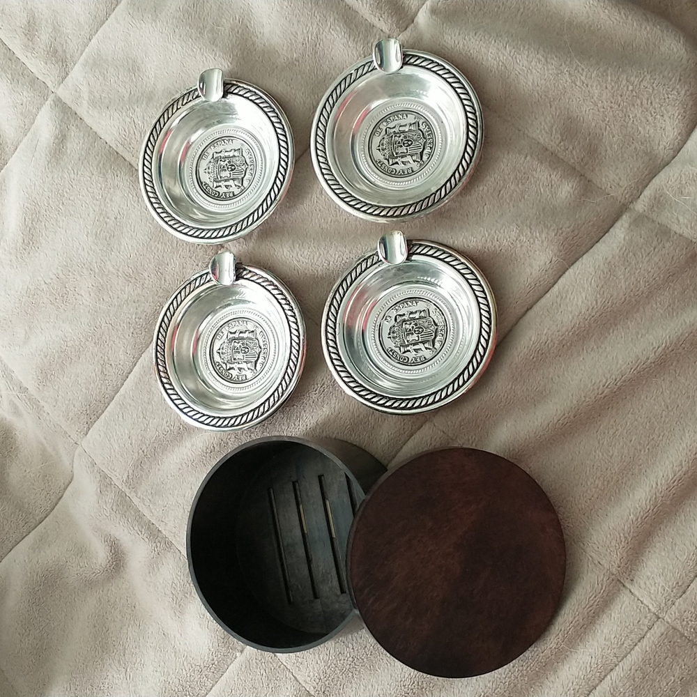 Vintage - Silver - Set of 4 - Portable Ashtrays in Container - D2